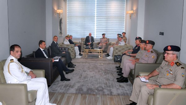 “شراكة استراتيجية تعزز الأمن الوطني”  
وزير الدفاع والإنتاج يلتقي نظيره الإيطالي لمناقشة التعاون العسكري المشترك (2025) عبر تقنيات حديثة ومبتكرة.