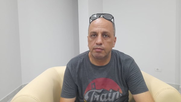 بعد 21 عامًا من إدمان لا يُحتمل، سائق تاكسي يكشف عن رحلته الملهمة من الظلام إلى التعافي! | شاهد الفيديو