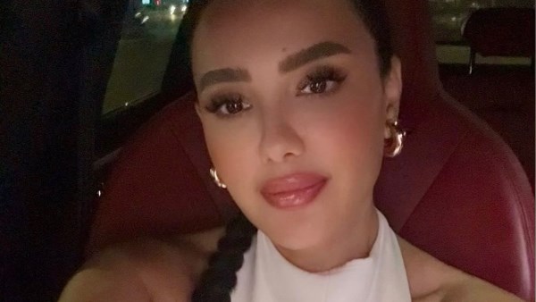 “إطلالة ساحرة تلفت الأنظار!”  
مي القاضي تخطف الأنظار من سيارتها في عرض خاص لعام 2025 عبر بث مباشر بجودة عالية.