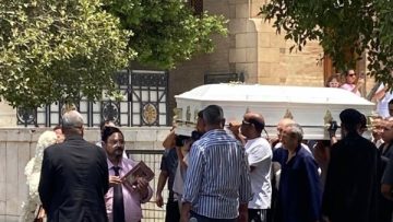 بالصور.. لحظة مؤثرة: خروج جثمان لطفي لبيب من كنيسة مار مرقس لتوديع آخر أنفاسه على عزفه الفني
