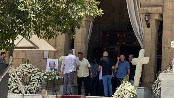 بالصور.. جنازة الفنان لطفي لبيب تتحدّث عنها أنظار الجمهور من كنيسة مارمرقس بحضور نجوم الفن