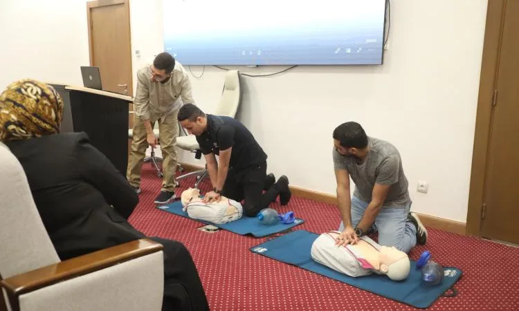 تدريب موظفي وزارة الداخلية على كيفية استخدام أجهزة الإنعاش (AED)