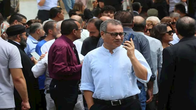 وداع مؤثر: مشاهير الفن يحيون ذكرى لطفي لبيب في كنيسة مارمرقس – صور تكشف اللحظات المؤلمة!