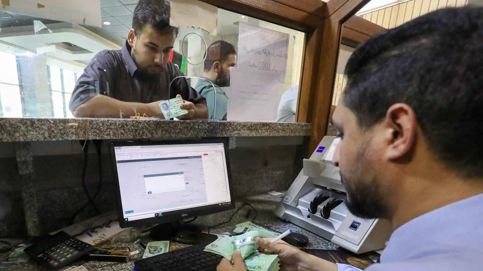 عودة طوابير الانتظار: معاناة الليبيين في سحب الأموال تكشف عمق الأزمات الاقتصادية والسياسية