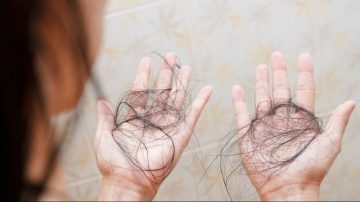 اكتشف الأسباب الغريبة وراء تساقط الشعر في الصيف: المفاجآت التي قد تؤثر على شعرك!