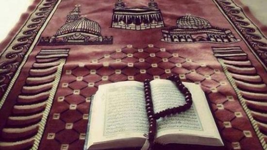 هل تصلي على النبي أم تقيم الليل؟ اكتشف أيهما أفضل في ليلة الجمعة!