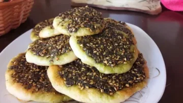 ريحة الزعتر بتغني في البيت.. أسهل طريقة لعمل مناقيش بالزعتر الريحة سبقت الطعم