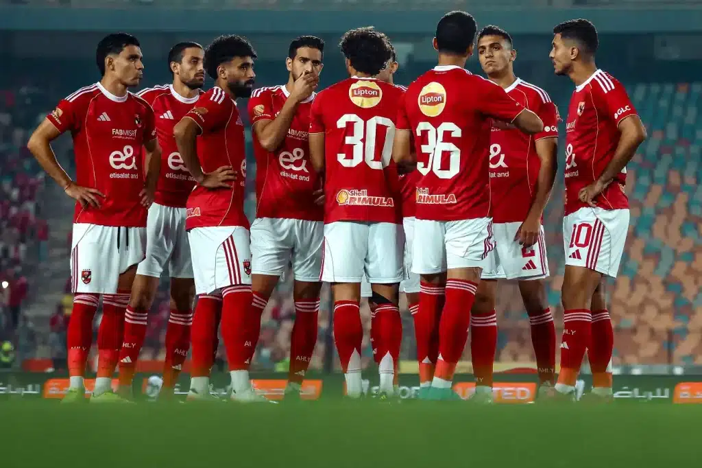 الأهلي يوجه عروض جديدة للثلاثي في الفرصة الأخيرة: تطورات مثيرة في سوق الانتقالات