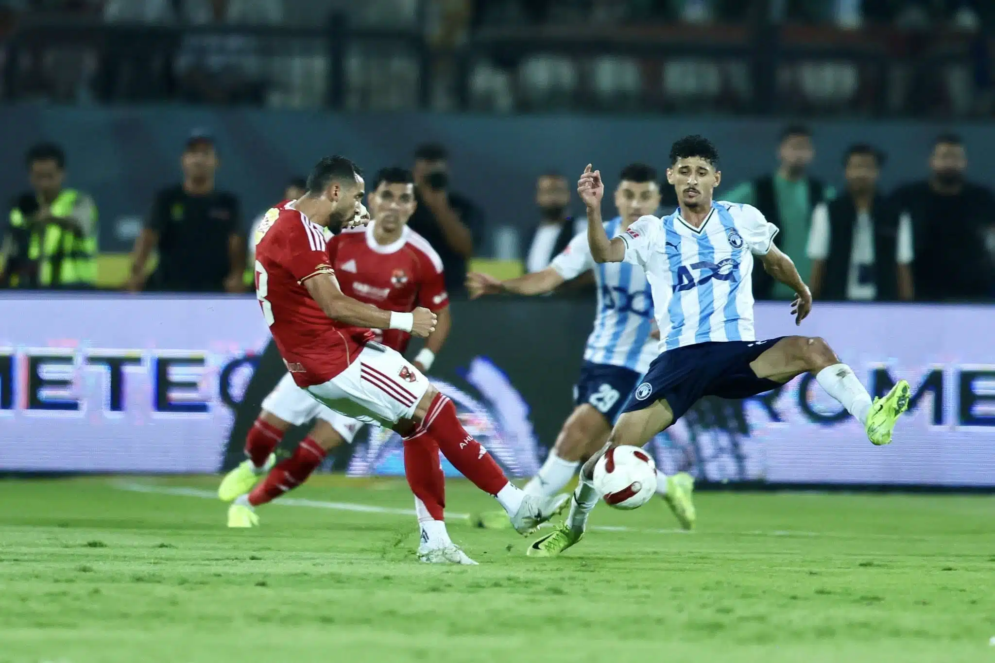 بيراميدز يوجه ضربة مزدوجة للأهلي بدعم من الاتحاد الإفريقي
